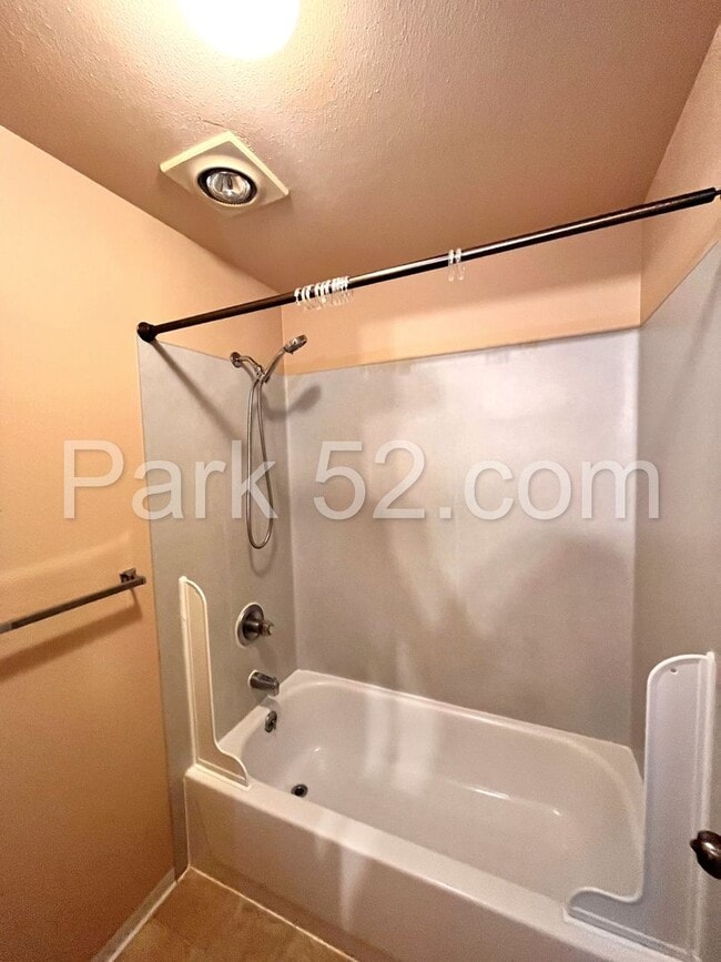 Building Photo - Puyallup Area 2 Bedroom 2nd Floor Apartment