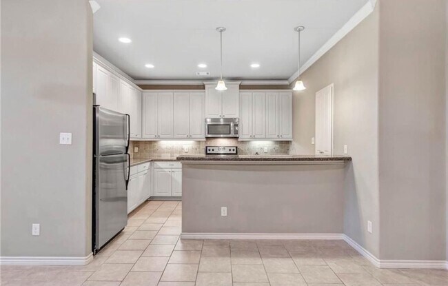 Building Photo - College Station - 3 bedroom / 3 bath Townhome, covered patio & back yard with one car garage.