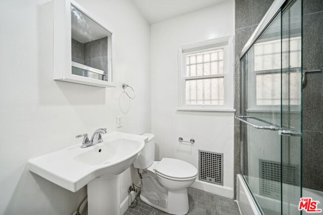 Building Photo - 7758 Rosewood Ave