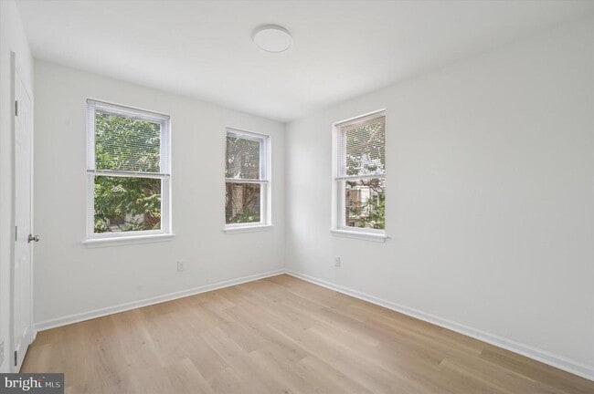 Building Photo - 330 N 61st St