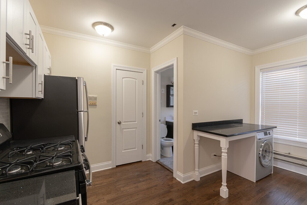 Building Photo - 3826 N Greenview Ave