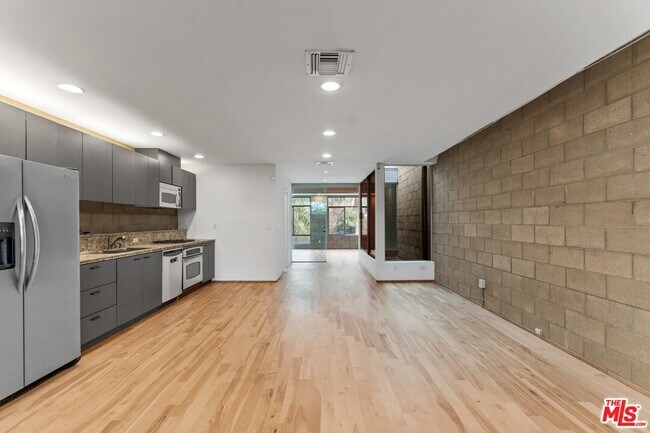 Building Photo - 6615 Melrose Ave