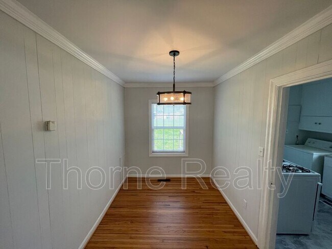 Building Photo - 2233 Oak Dr