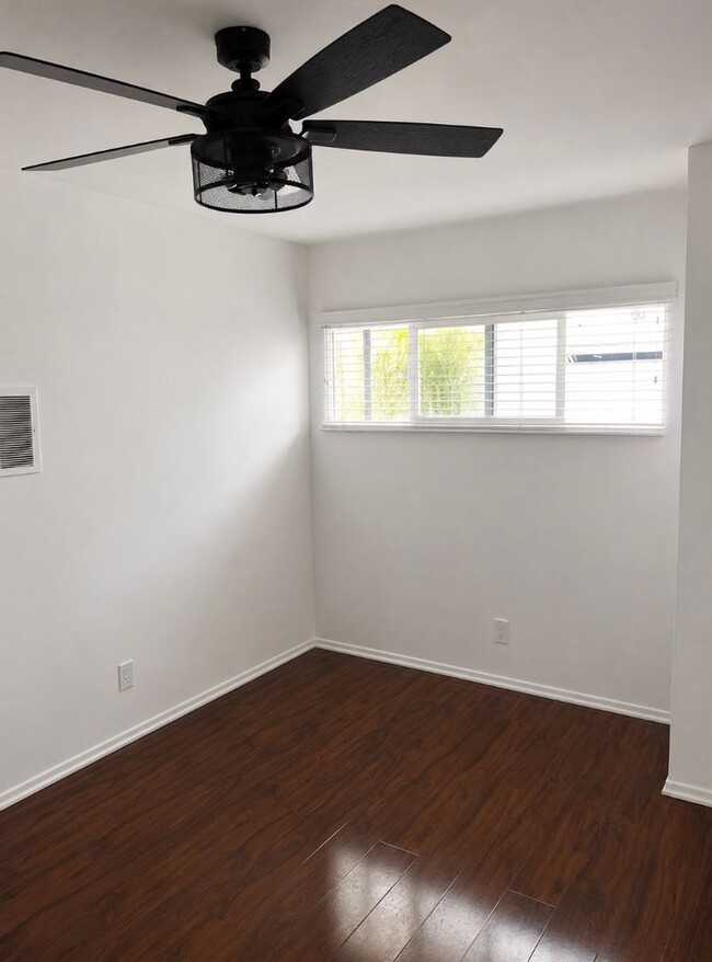 Building Photo - 10926 Hortense St