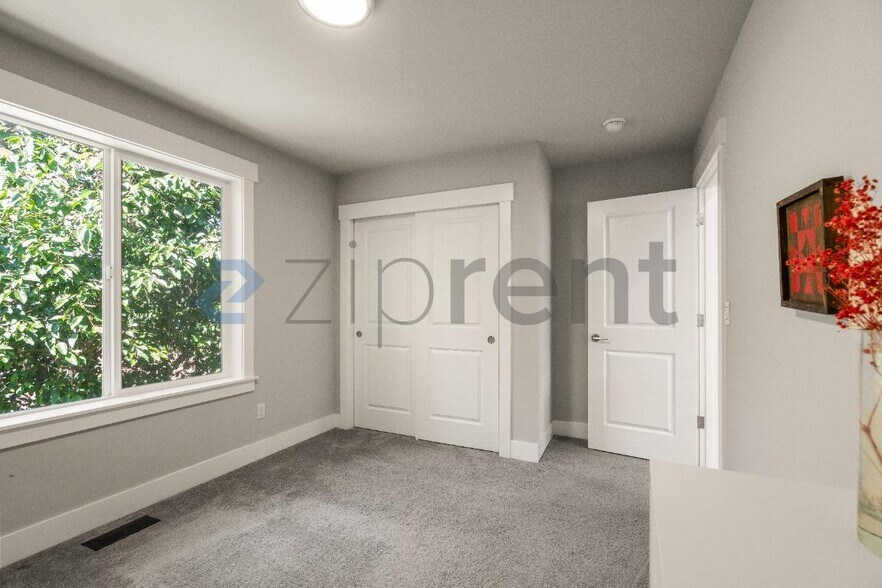 Building Photo - Unit A