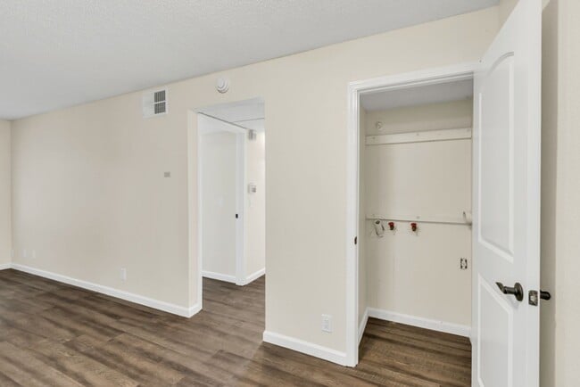 Building Photo - Great 2 Bedroom Condo in Gated Community