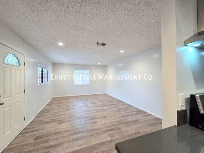 Building Photo - 904 S Kenmore St