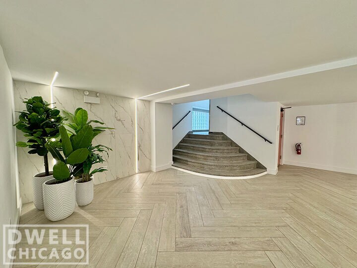 Building Photo - 940 W Carmen Ave