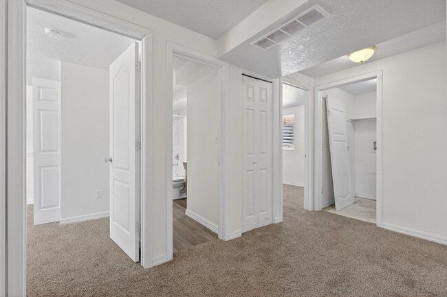 Building Photo - HUGE 6 bed 3 bath Home in Pocatello