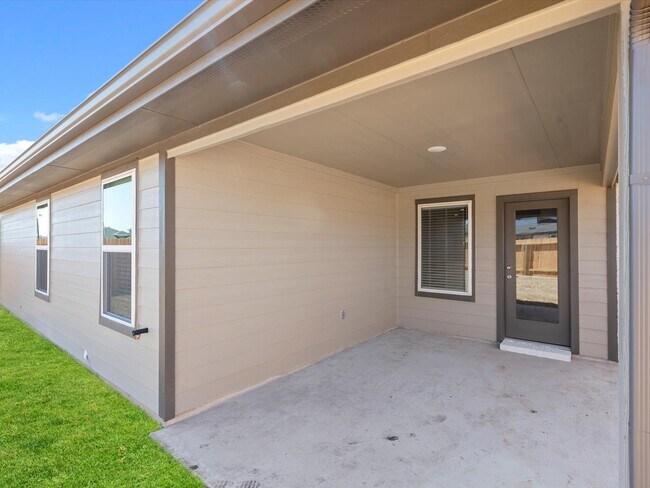 Building Photo - 3335 Silverton Dr
