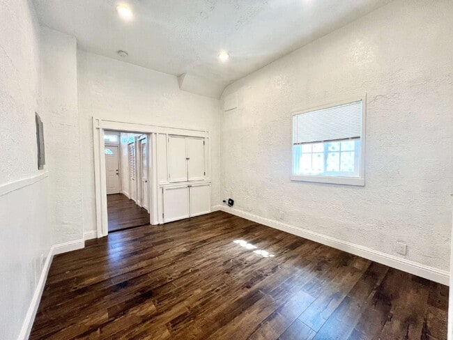 Building Photo - Bottom Unit with Tall Ceilings W/ Backyard