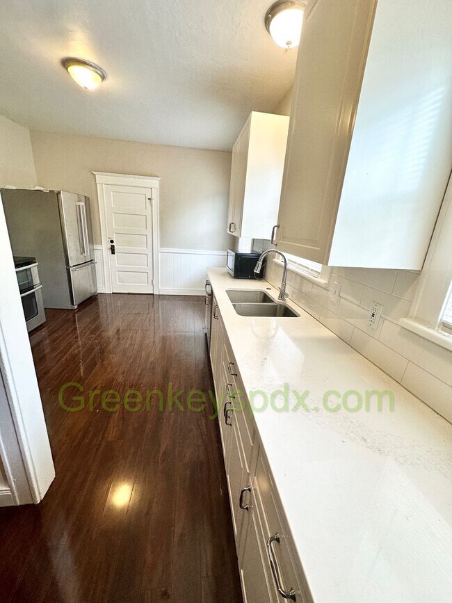Building Photo - Huge Gorgeous 5 Bedroom 4 Bath Unit in SW ...