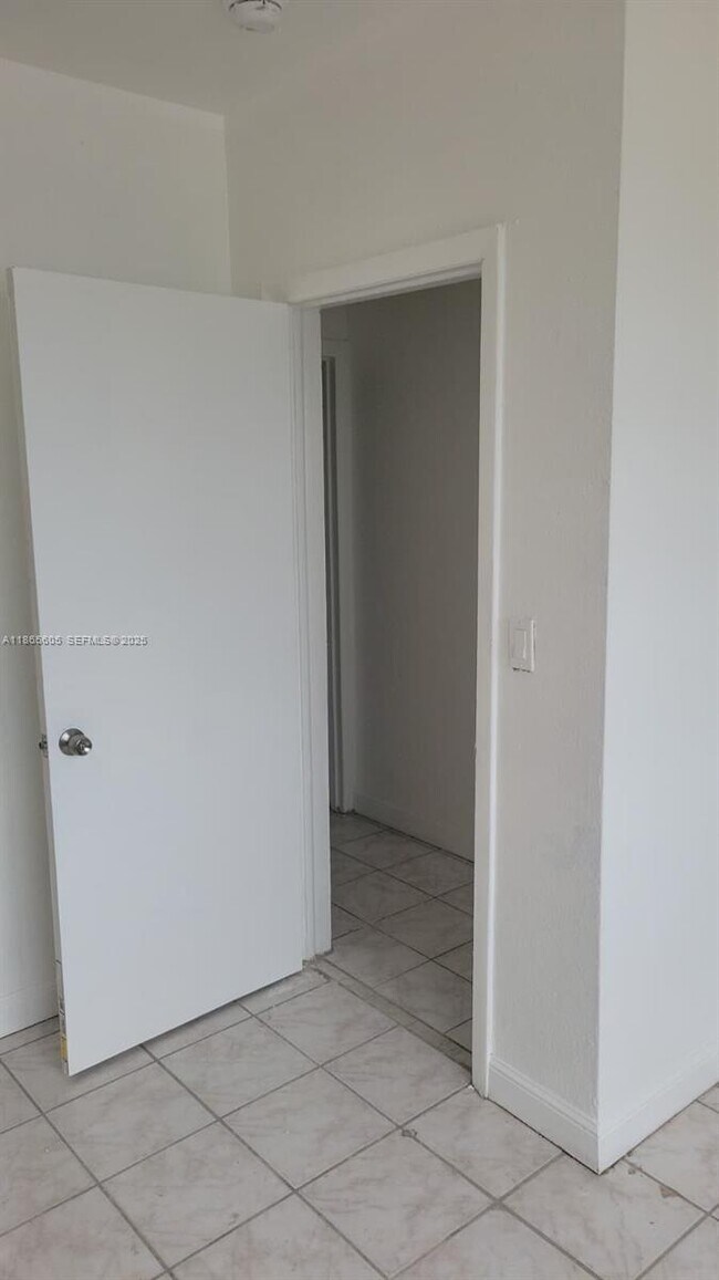 Building Photo - 1406 NW 2nd Ave