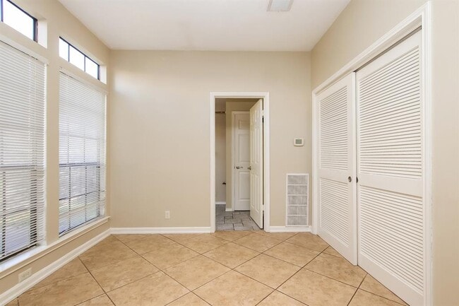 Building Photo - 2802 Hummingbird Cir