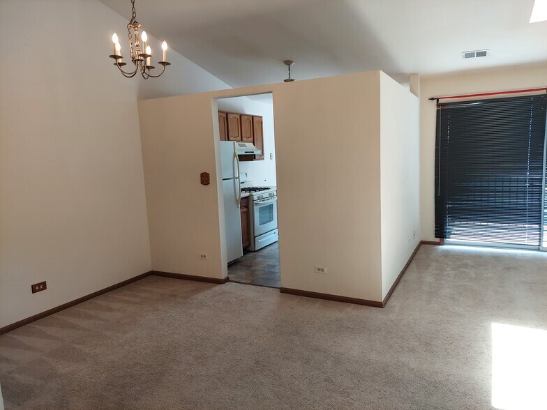 Building Photo - 1665 Commodore Ct