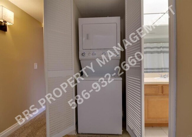 Building Photo - Upper end-unit condo in desirable Rochester Hills