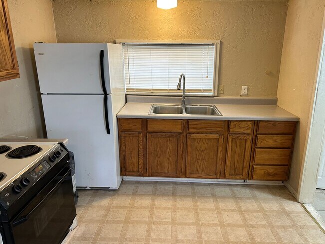 Building Photo - Great Studio, Available Now!