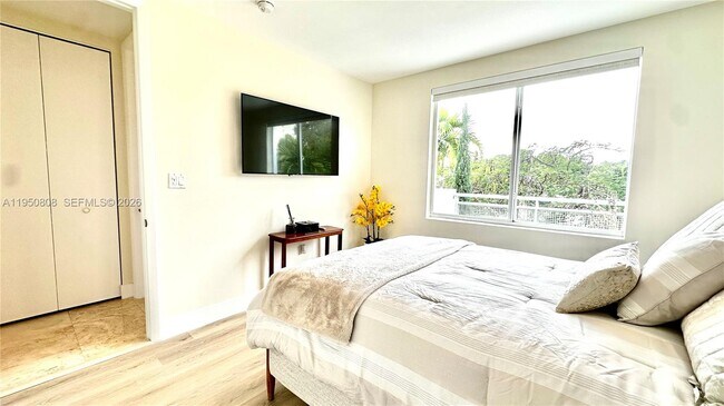 Building Photo - 814 NE 19th Ave