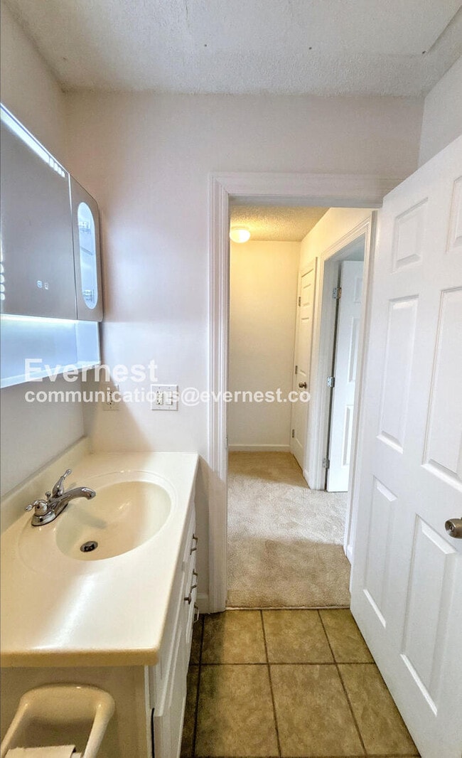 Building Photo - Spacious Condo with Modern Amenities and Garage Parking