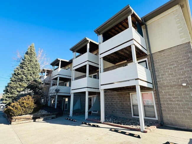 Building Photo - RARE & Beautiful 3 Bed 2 Bath with Tons of...