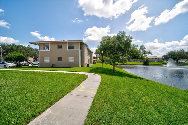 Building Photo - 9962 Twin Lakes Dr