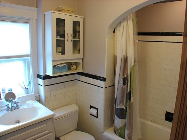 Building Photo - 128 Brooks Ave