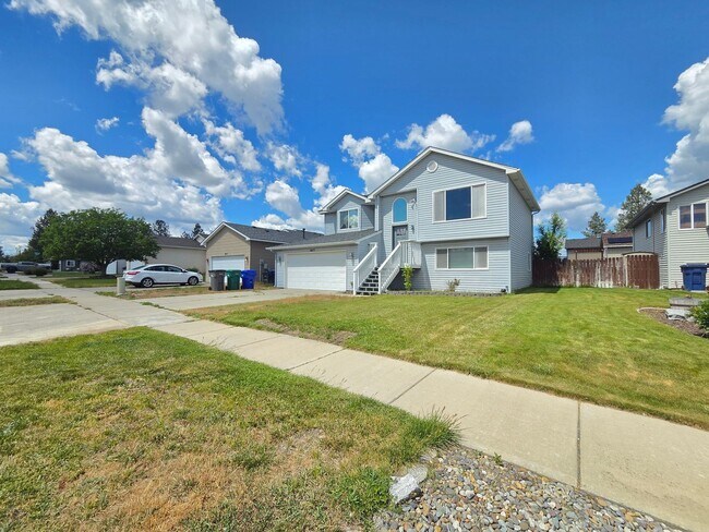 Building Photo - $2,800 - 3 Bed / 2 Bath Beautiful and Spacious Home with a Fully Fenced backyard