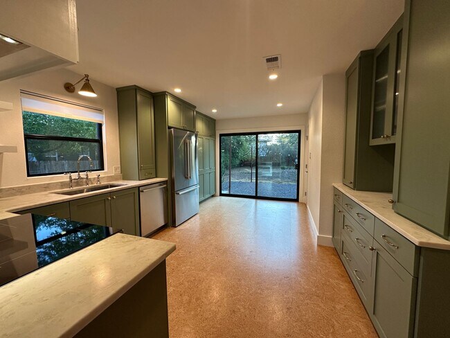 Building Photo - 4711 Fairview Dr