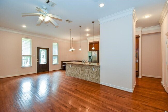Building Photo - 815 Garden Rose Ln