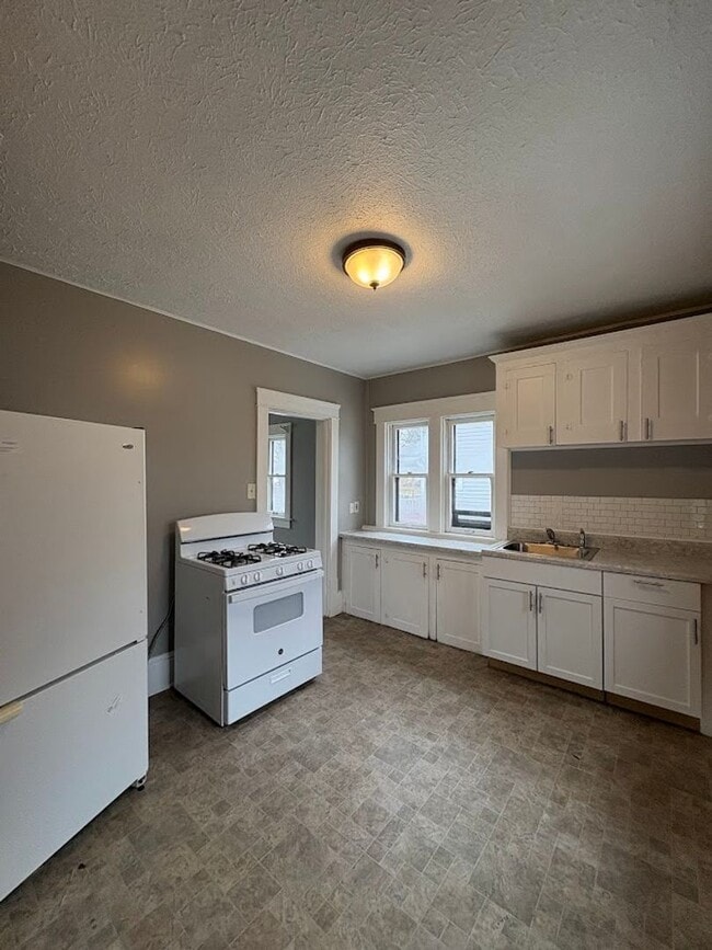 Building Photo - Beautifully finished 3 bedroom home for rent - Akron OH