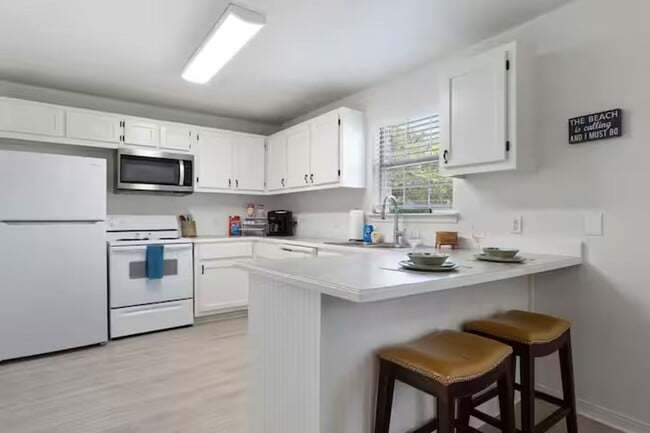 Building Photo - Furnished Duplex