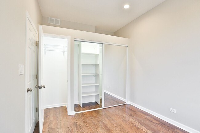 Building Photo - Gorgeous TOP FLOOR 1Bed in Logan Square! Condo Quality! In-Unit Laundry! Central Air!