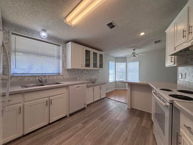 Building Photo - 2/2 in Plantation Oaks