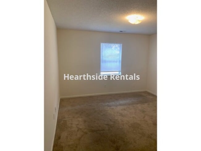 Building Photo - **2 Bedroom 1 Bath Apartment Near Pitt Com...