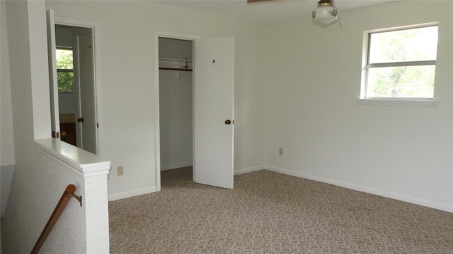 Building Photo - 15606 Santa Fe Dr