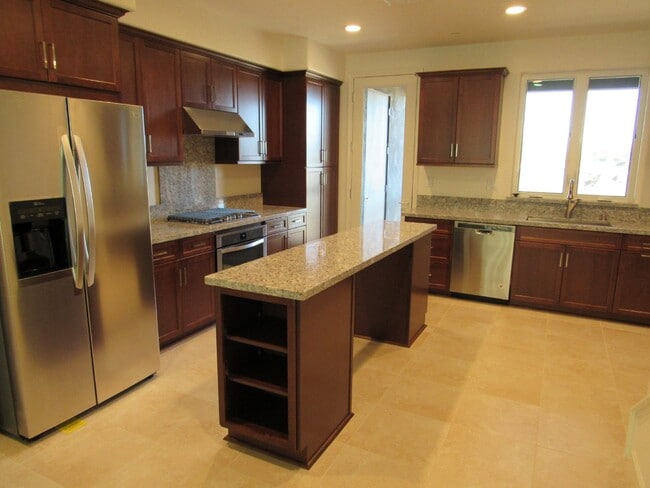 Building Photo - Stunning 3 Bed/3.5 Bath Townhome Walking Distance to BART