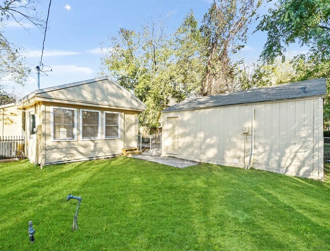 Building Photo - 203 W Hart Ave