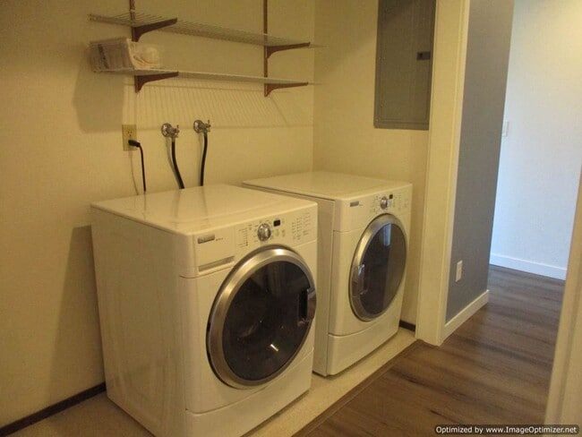 Building Photo - 2 Bedroom, 2 bathroom Northview Terrace Co...