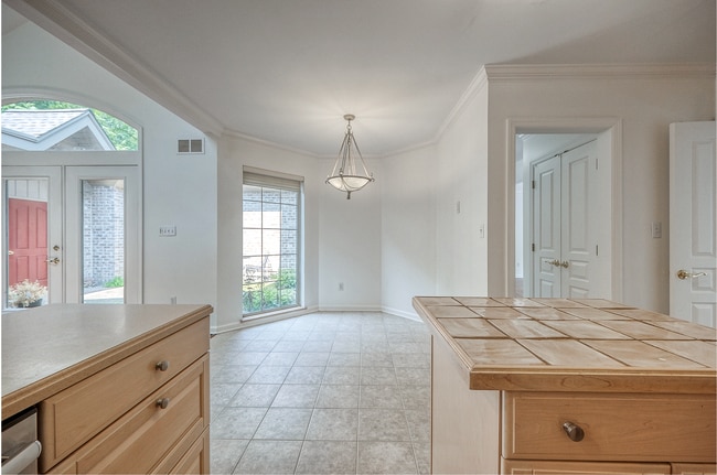 Building Photo - Fox Chapel Luxury Townhome, 4 Bedrooms, 3.5 Bathrooms, 3 Care Garage, Finished Basement.