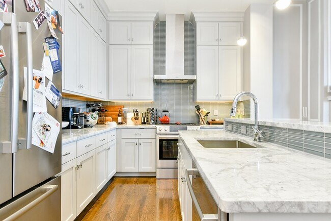 Building Photo - 298 Beacon St