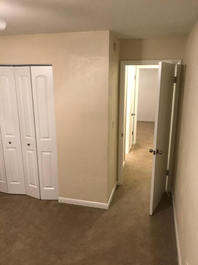 Building Photo - 416 N Grandview Ave