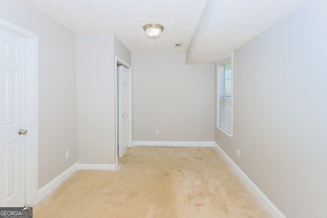 Building Photo - 220 Creekside Cir