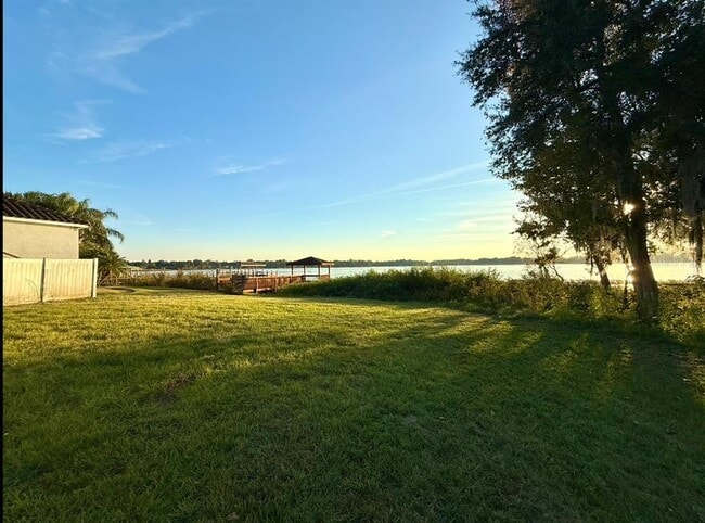 Building Photo - 715 E Silver Star Rd