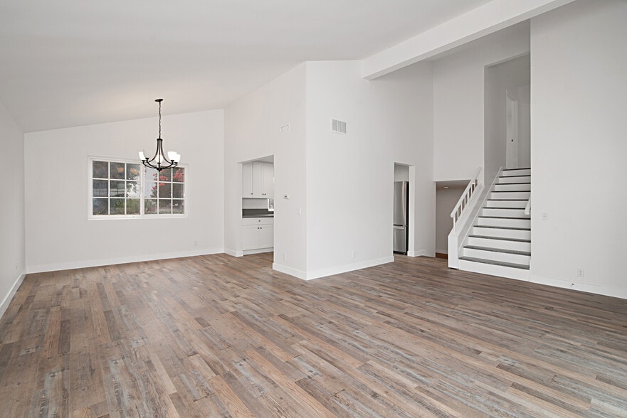 Living and dining room with vaulted ceilings - 292 Chapalita Dr
