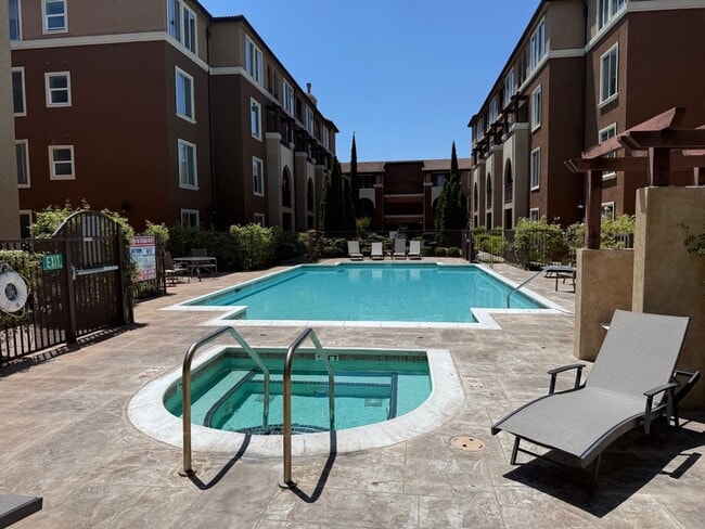 Building Photo - Beautiful 2 Bedroom 2 Bath Condo in the Desirable Villa Cortina Community!