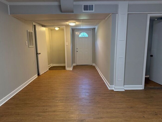 Building Photo - Lovely and Spacious Home in South Nashville - Garage and Fenced in Yard