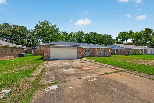 Building Photo - 2013 Long Dr