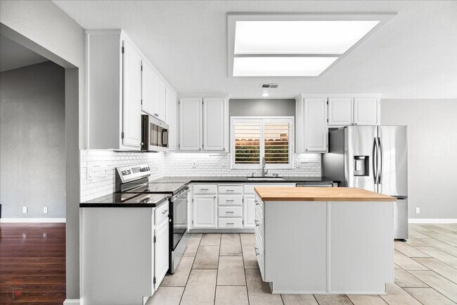 Building Photo - Lovely 3 Bedroom/2 Bath Home Located in Lodi Ca