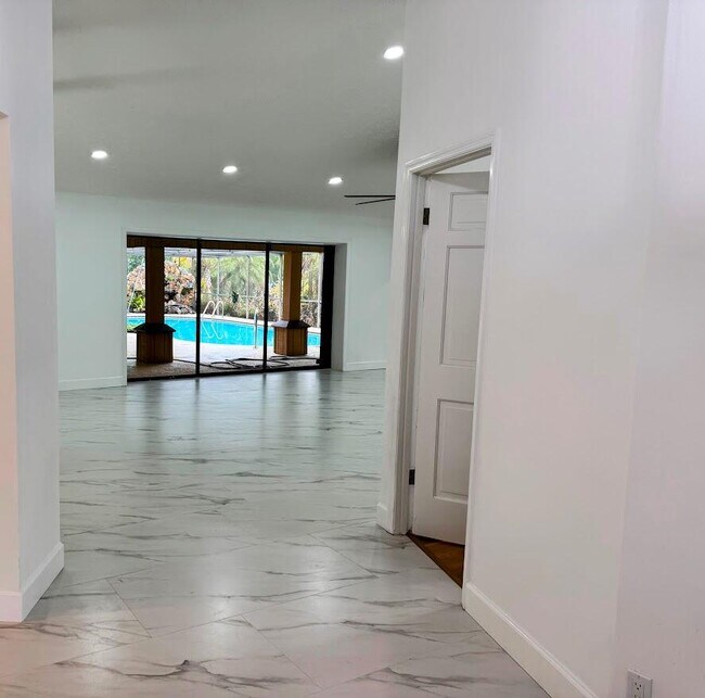 Building Photo - 465 SE Naranja Ave