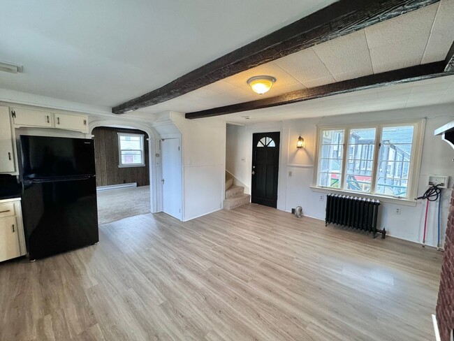 Building Photo - Charming New England 3 Bedroom Apartment, ...